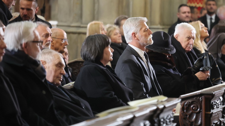 Petr Pavel usedl mezi bývalé první dámy.