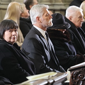 Prezident Petr Pavel usedl mezi bývalé první dámy.