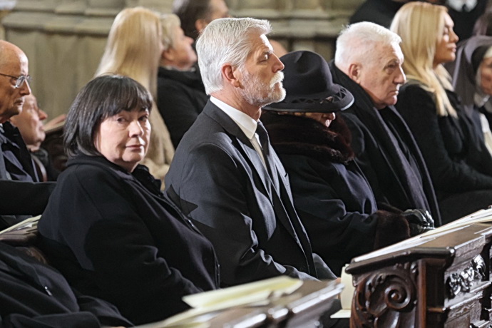 Prezident Petr Pavel usedl mezi bývalé první dámy.