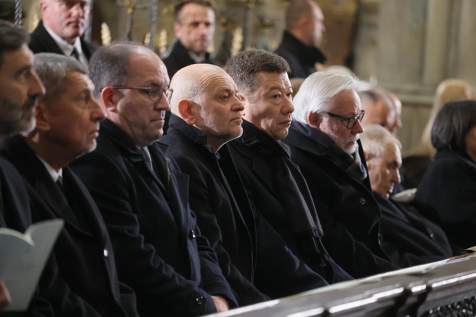 Tomio Okamura na pohřbu Dominika Duky.