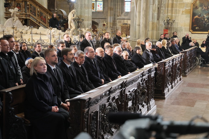 Vzácní smuteční hosté na pohřbu Dominika Duky.