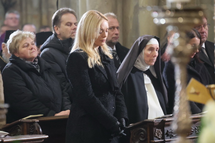 Taťána Kuchařová na pohřbu Dominika Duky.