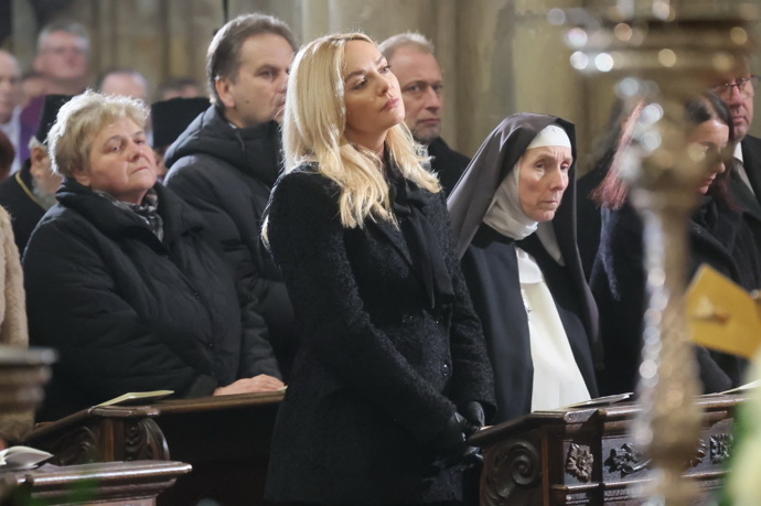 Taťána Kuchařová na pohřbu Dominika Duky.