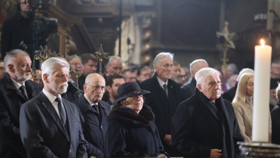 FOTO: Mirek Topolánek dorazil na pohřeb kardinála Dominiky Duky.