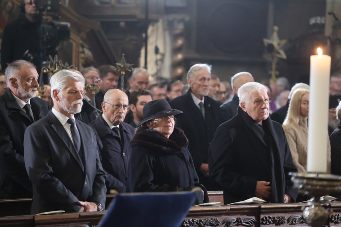 Viditelně pohublý Mirek Topolánek dorazil na pohřeb kardinála Dominiky Duky.