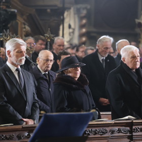 Mirek Topolánek na pohřbu kardinála Dominiky Duky.