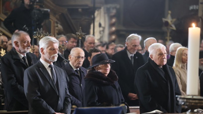 FOTO: Mirek Topolánek dorazil na pohřeb kardinála Dominiky Duky.