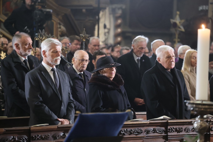 Mirek Topolánek na pohřbu kardinála Dominiky Duky.