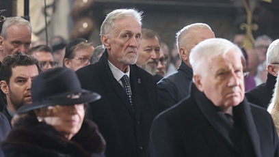 FOTO: Mirek Topolánek i přes vážnou nemoc dorazil na pohřeb kardinála Dominiky Duky.