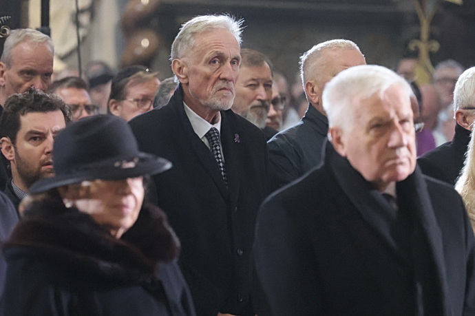 Mirek Topolánek i přes vážnou nemoc dorazil na pohřeb kardinála Dominiky Duky.