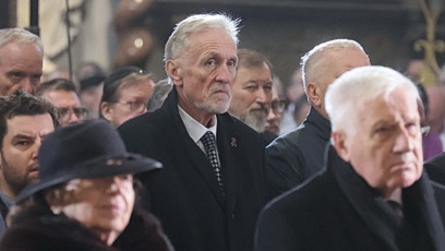 FOTO: Mirek Topolánek dorazil na pohřeb kardinála Dominiky Duky.