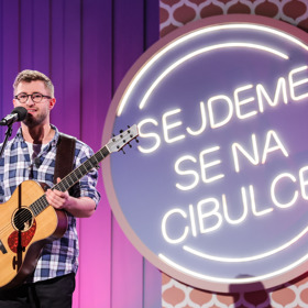 Písničkář Michal Horák si srdce fanoušků získal veselými texty a melodiemi, které mohou zpívat i děti v hudebce.