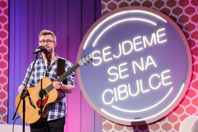 Písničkář Michal Horák si srdce fanoušků získal veselými texty a melodiemi, které mohou zpívat i děti v hudebce.