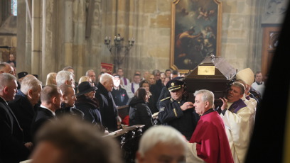 FOTO: Alexandr Vondra nesl Dukovu rakev.