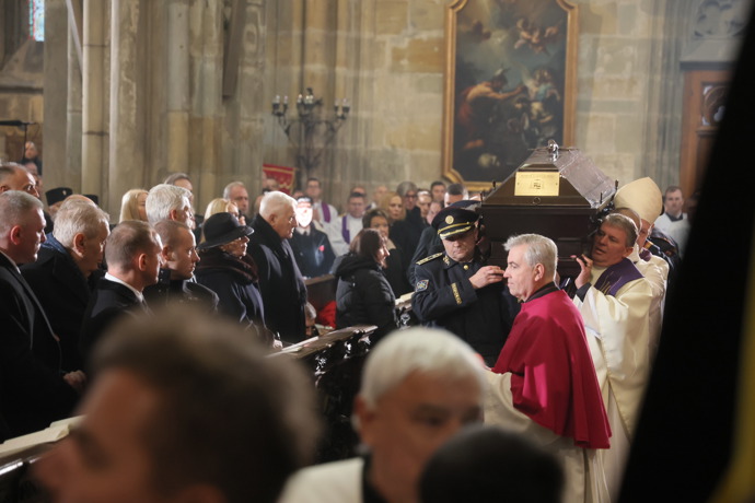 Alexandr Vondra nesl Dukovu rakev.