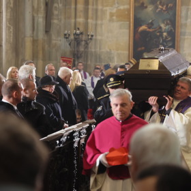 Alexandr Vondra nesl Dukovu rakev.