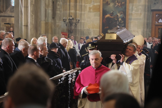 Alexandr Vondra nesl Dukovu rakev.