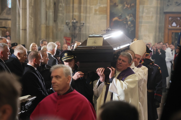 Alexandr Vondra nesl Dukovu rakev.