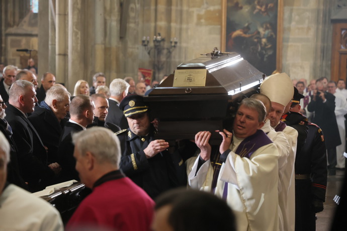 Alexandr Vondra nesl Dukovu rakev.