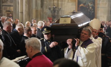 Alexandr Vondra nesl Dukovu rakev.