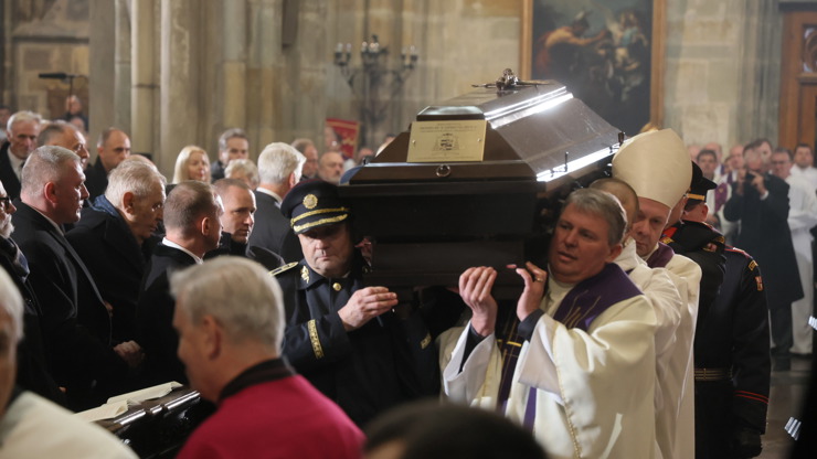 Alexandr Vondra nesl Dukovu rakev.