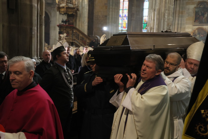 Alexandr Vondra nesl Dukovu rakev.