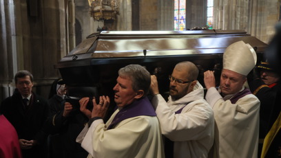 FOTO: Poslední cesta a hrob v katedrále.
