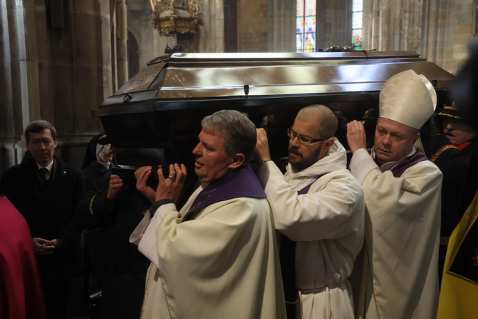 Poslední cesta a hrob v katedrále. 