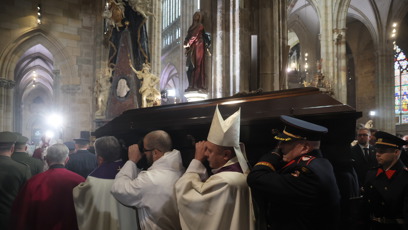 FOTO: Poslední cesta a hrob v katedrále. Rakev nesl i Alexandr Vondra.