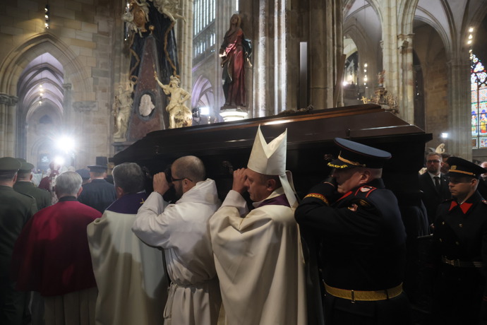 Poslední cesta a hrob v katedrále. Rakev nesl i Alexandr Vondra.