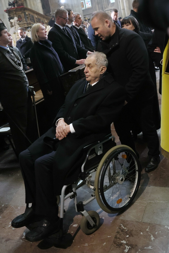 Miloš Zeman na odchodu z katedrály svatého Víta.