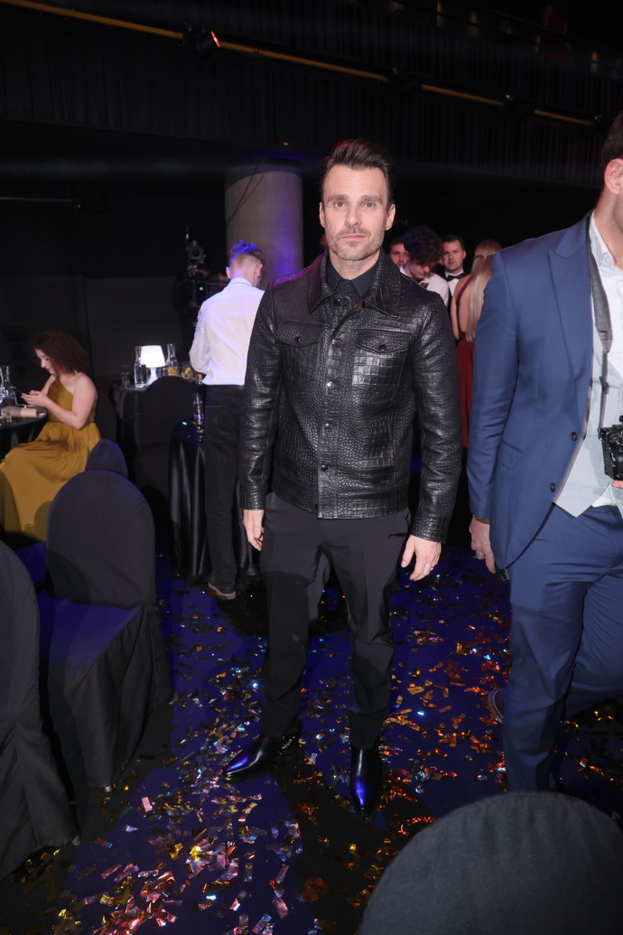 Na Českém slavíku se Leoš objevil v černých společenských kalhotách a černé kožené bundě. 