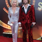 Richard Krajčo zazářil ve vínovém obleku a bílé košili s rozhalenkou. 