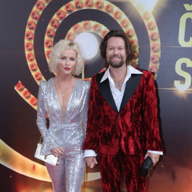 Richard Krajčo zazářil ve vínovém obleku a bílé košili s rozhalenkou. 