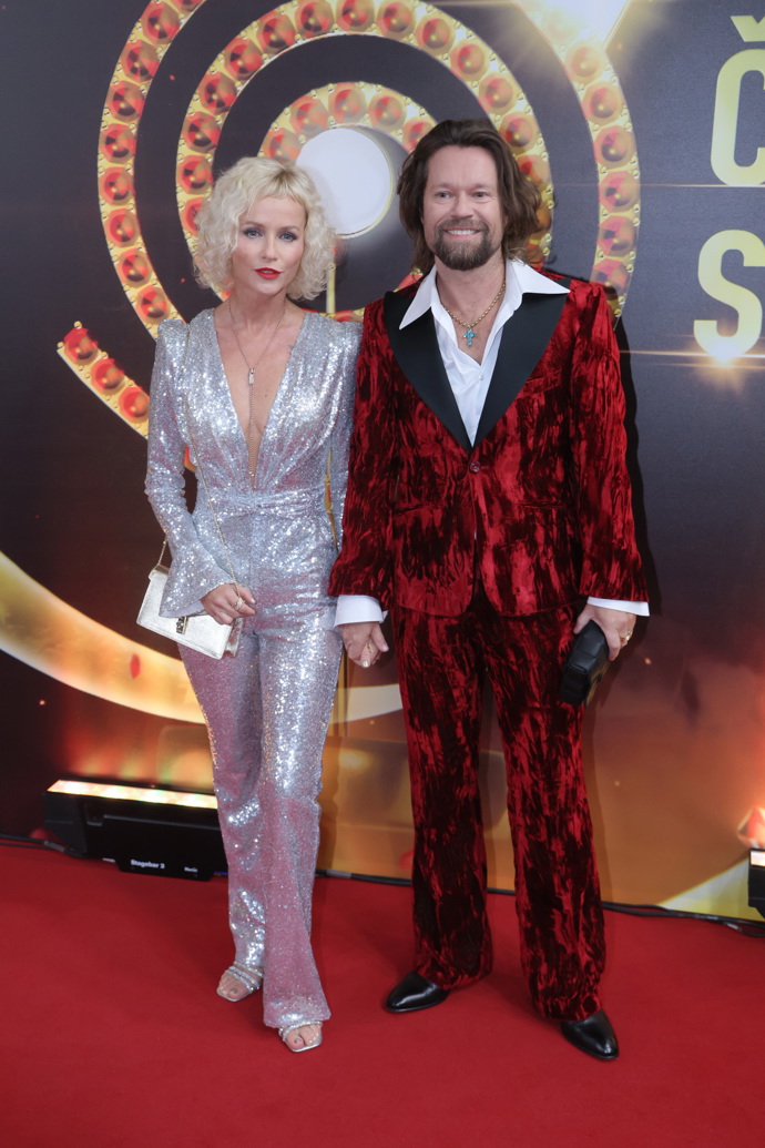 Richard Krajčo zazářil ve vínovém obleku a bílé košili s rozhalenkou. 