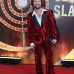 Na letošní ročník Českého slavíka Richard Krajčo zvolil rudý sametový oblek z dílny slovenského návrháře Josefa Grončáka.