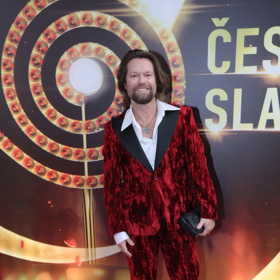 Na letošní ročník Českého slavíka Richard Krajčo zvolil rudý sametový oblek z dílny slovenského návrháře Josefa Grončáka.