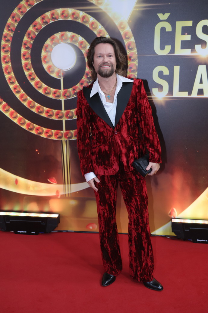 Na letošní ročník Českého slavíka Richard Krajčo zvolil rudý sametový oblek z dílny slovenského návrháře Josefa Grončáka.