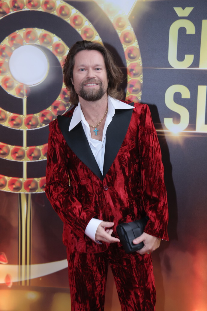 Namísto igelitového sáčku letos nezbytnosti schoval do černého psaníčka. 