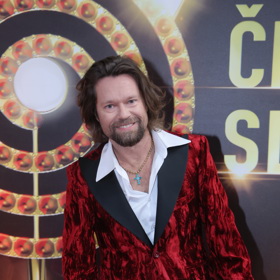 Zpěvák Richard Krajčo je svými extravagantními oblek proslulý a ani tentokrát nezklamal.
