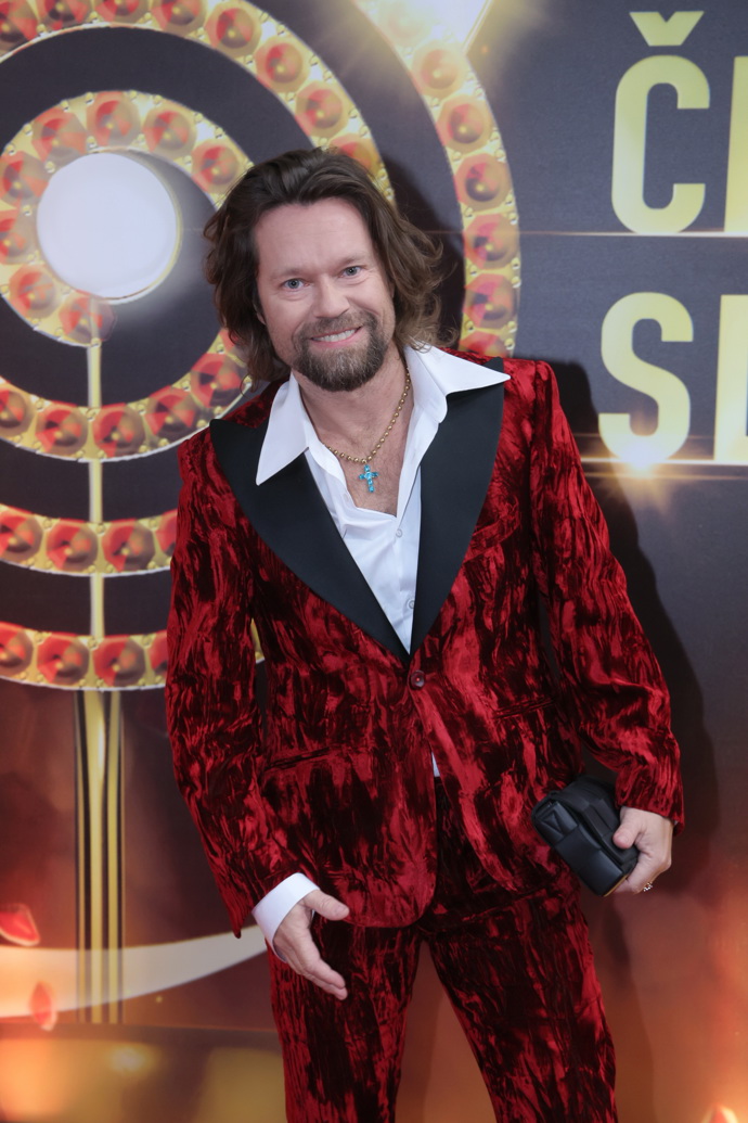 Zpěvák Richard Krajčo je svými extravagantními oblek proslulý a ani tentokrát nezklamal.