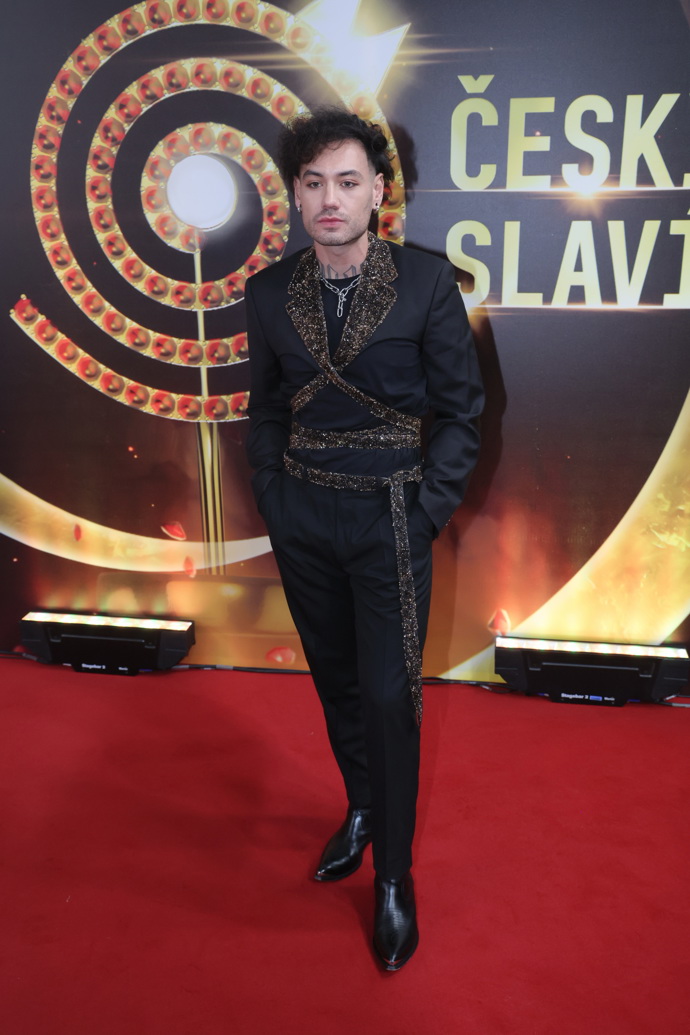 I jeho outfit zdobily třpytivé detaily.