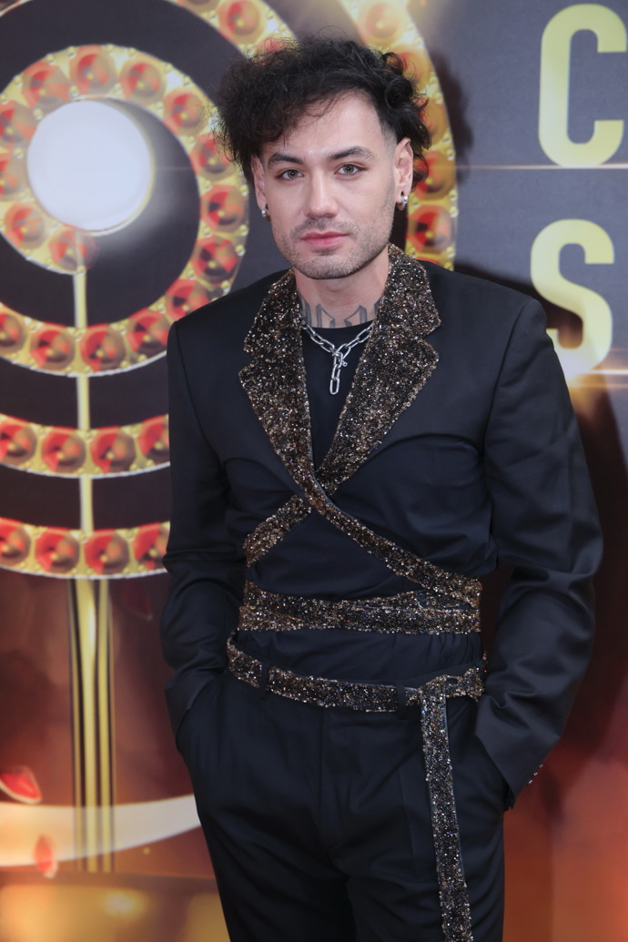 Zpěvák Renne Dang se také rozhodl pro variaci na večerní pánskou klasiku.