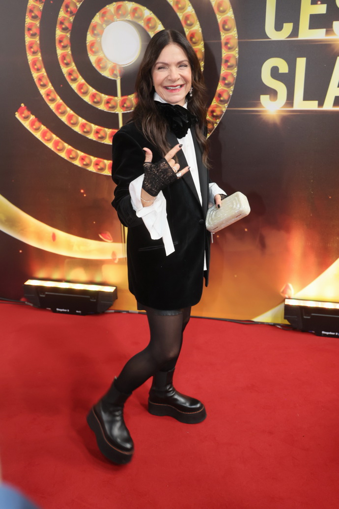 Anna K vynesla černo-bílý pánský styl. Nechyběla bílá košile, černé smokingové sako a těžké černé boty na vysoké platformě. 