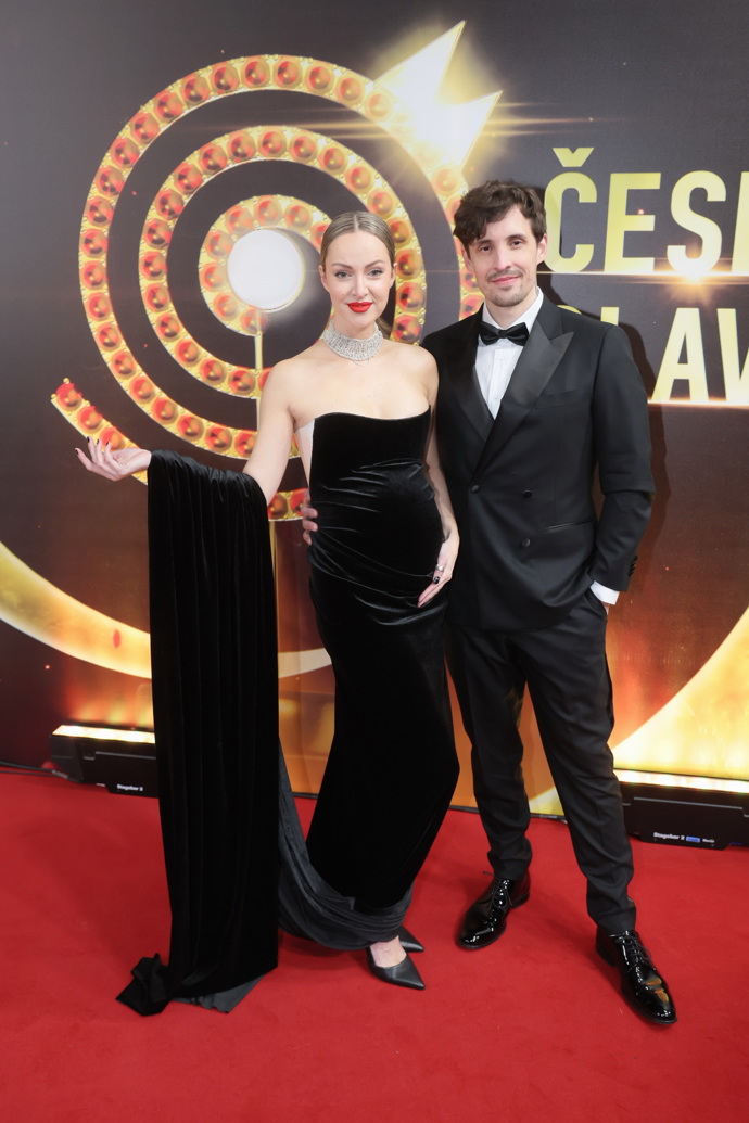 Manželka moderátora Čestmíra Strakatého se rovněž rozhodla pro elegantní černé šaty - s dlouhou vlečkou. 