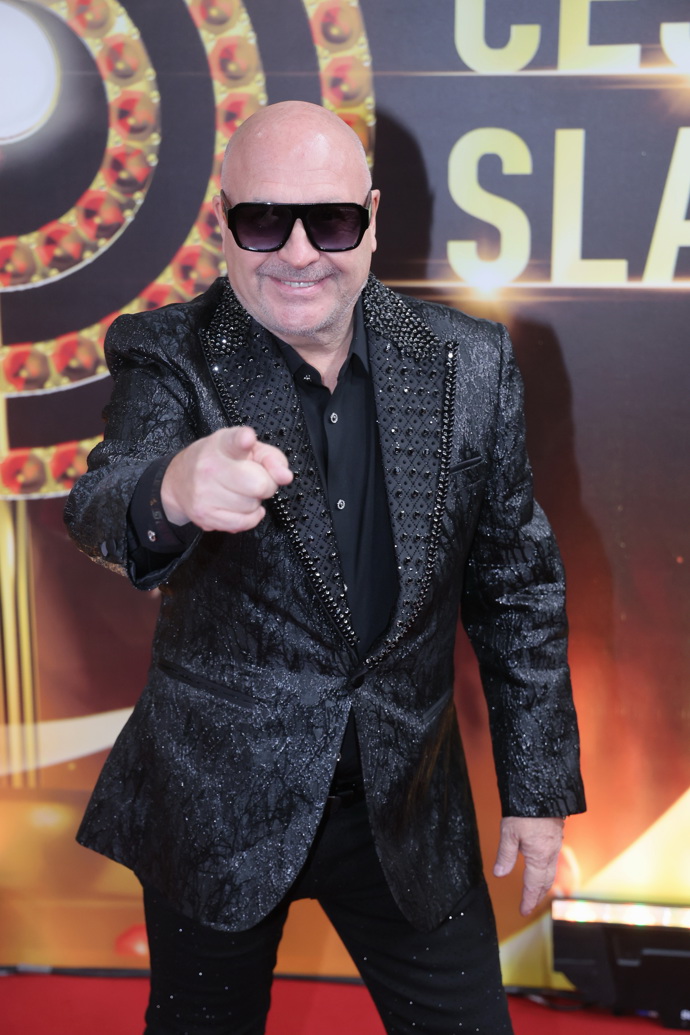 Blyštivé černé sako si zpěvák Michal David pořídil při poslední návštěvě Las Vegas.