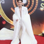 Pro tentokrát oblékl na holé tělo sněhobílý oblek a doplnil ho velkou, deset kilo těžkou kožešinou. Autorem tohoto modelu je návrhář Adam Kristian.