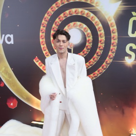 Pro tentokrát oblékl na holé tělo sněhobílý oblek a doplnil ho velkou, deset kilo těžkou kožešinou. Autorem tohoto modelu je návrhář Adam Kristian.