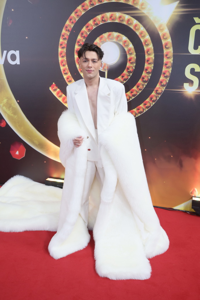 Také Jan Bendig se nebojí odvážných módních kreací. Letos si na Českého slavíka vybral oblek s průstřihem na zádech a opulentní kožešinovou vlečkou od návrháře Adama Kristiana