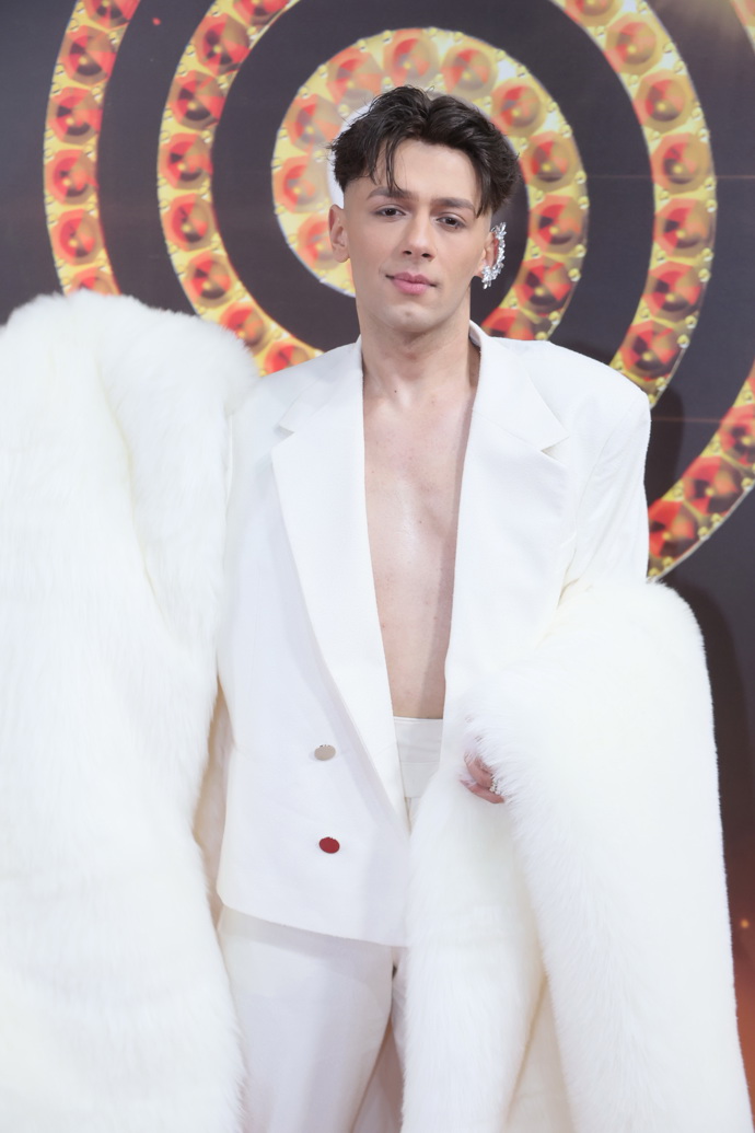 Zpěvák nám prozradil, že kožešina není pravá, ale umělá. 